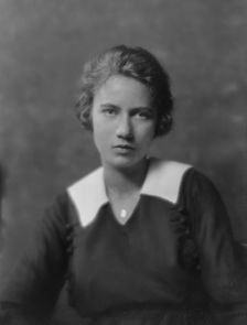 Porter, Carolina, Miss, portrait photograph, 1916. Creator: Arnold Genthe