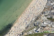 Porthmeor Beach and the Tate St Ives art gallery, St Ives, Cornwall, 2016. Creator: Damian Grady