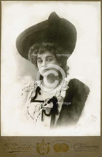 Portrait of the author Nadezhda Teffi (1872-1952), 1910. Creator: Zdobnov, Dmitri Spiridonovich (End of 19th cen.).