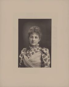 Portrait of the pianist and composer Liza Lehmann (1862-1918). Creator: Photo studio W. & D. Downey, London