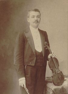 Portrait of the violinist and composer Henri Marteau (1874-1934). Creator: Nadar, Gaspard-Félix (1820-1910)