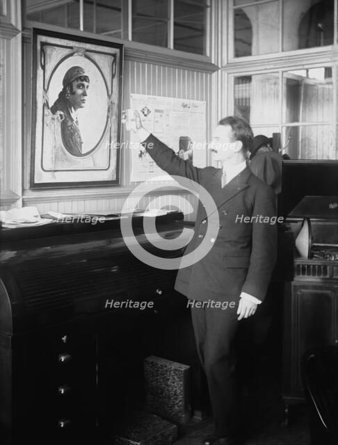 Pathe, between c1915 and c1920. Creator: Bain News Service.