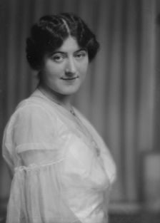 Patrick, F.A., Mrs., portrait photograph, 1914 Apr. 28. Creator: Arnold Genthe