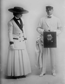 Paula Marr and Wm. Collier holding picture, 1910. Creator: Bain News Service