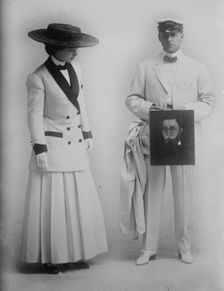 Paula Marr and Wm. Collier holding picture, 1910. Creator: Bain News Service