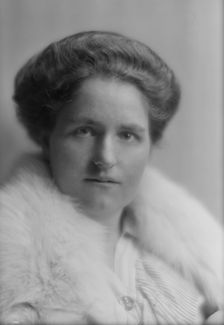 Pauli-Von Schmidt, Elizabeth, Miss, portrait photograph, 1914 Nov. 11. Creator: Arnold Genthe