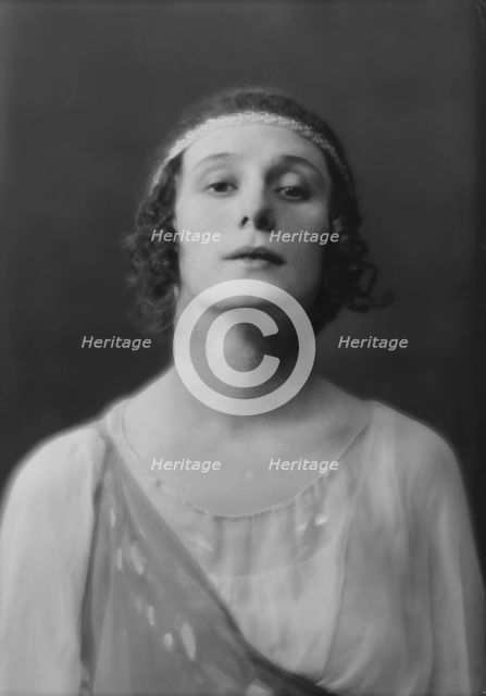 Pavlova, Anna, Madame, portrait photograph, 1915 Nov. 8. Creator: Arnold Genthe.
