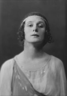 Pavlova, Anna, Madame, portrait photograph, 1915 Nov. 8. Creator: Arnold Genthe