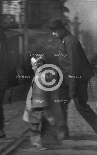 Paying New Year's calls, Chinatown, San Francisco, between 1896 and 1906. Creator: Arnold Genthe.