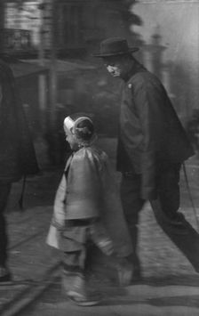 Paying New Year's calls, Chinatown, San Francisco, between 1896 and 1906. Creator: Arnold Genthe