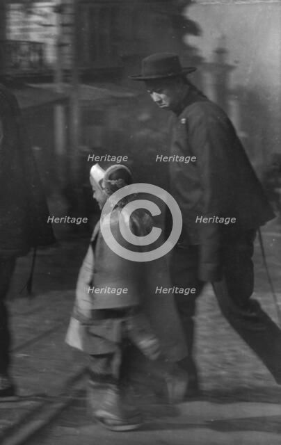 Paying New Year's calls, Chinatown, San Francisco, between 1896 and 1906. Creator: Arnold Genthe.