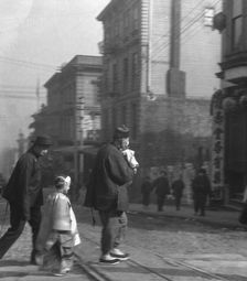 Paying New Year's calls, Chinatown, San Francisco, between 1896 and 1906. Creator: Arnold Genthe