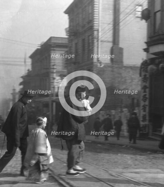 Paying New Year's calls, Chinatown, San Francisco, between 1896 and 1906. Creator: Arnold Genthe.