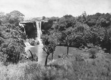 'Paysage de l'Ouganda. Une cascade aux environs de Nairobi; Le Nord-Est Africain 1914. Creator: Unknown
