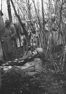 Paysages d'ete a Verdun; Deux blesses dans un bois ou la vegetation n'a plus de..., 1916 (1924) Creator: Unknown