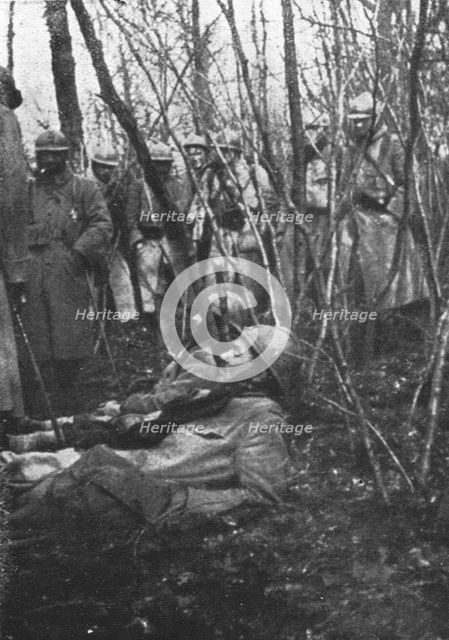 'Paysages d'ete a Verdun; Deux blesses dans un bois ou la vegetation n'a plus de..., 1916 (1924) Creator: Unknown.
