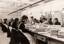 Packing Rowntree’s chocolate, York, Yorkshire, 1910