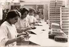 Packing Rowntree's Fruit Pastilles, York, 1920