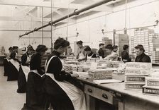 Packing Rowntree’s chocolate, York, Yorkshire, 1910