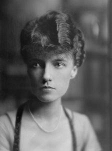 Padelford, V.D., Miss, portrait photograph, 1915. Creator: Arnold Genthe
