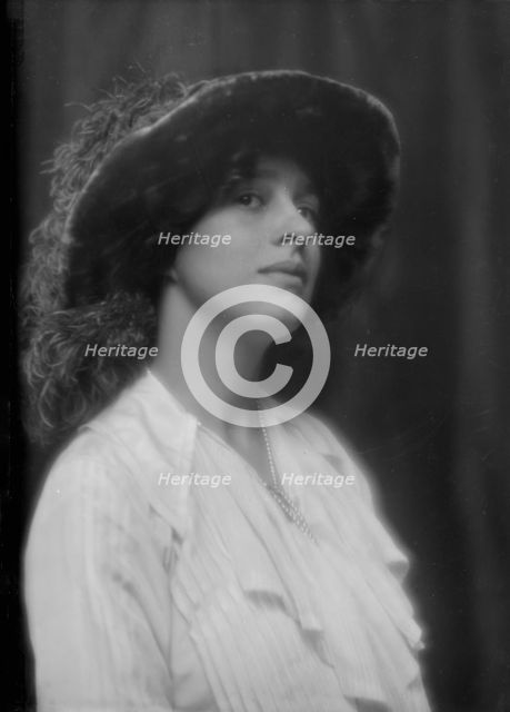 Paige, H. Roy, Mrs., portrait photograph, 1912 or 1913. Creator: Arnold Genthe.