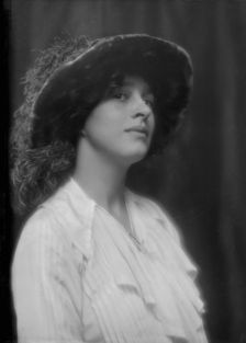 Paige, H. Roy, Mrs., portrait photograph, 1912 or 1913. Creator: Arnold Genthe