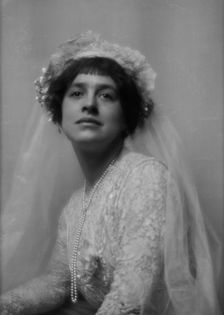 Paige, H. Roy, Mrs., portrait photograph, 1912 or 1913. Creator: Arnold Genthe