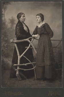 Paired photo portrait of an ordinary woman in the city of Kansk, 1913. Creator: K. A. Fomi