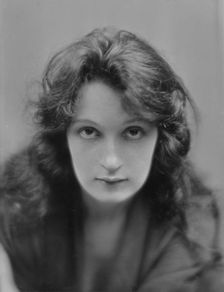 Palmer, May, Miss, portrait photograph, 1916. Creator: Arnold Genthe