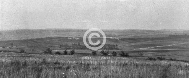 'Panoramas du champ de bataille, a l'ouest de la Meuse; a l'horizon, au centre..., 1916. Creator: Unknown.