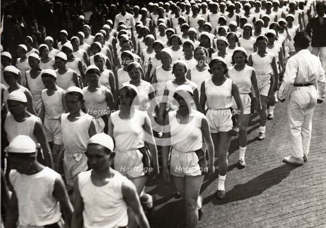 Parade, c. 1930. Artist: Magaziner, Semyon Abramovich (1886-1940)