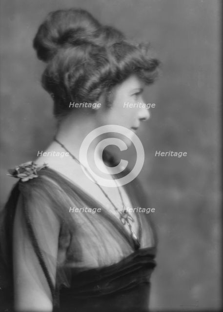 Parke, Jean, sister of, portrait photograph, between 1914 and 1916. Creator: Arnold Genthe.