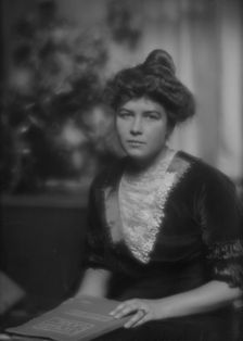 Parker, Dorothy, portrait photograph, 1912 Nov. 30. Creator: Arnold Genthe