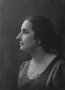 Parkhurst, Genevieve, Mrs., portrait photograph, 1917 Nov. 9. Creator: Arnold Genthe