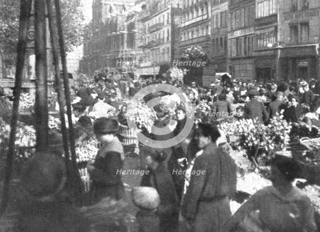 'Paris pendant la "Bataille de Paris"; aux Halles: les fleurs', 1918. Creator: Unknown.