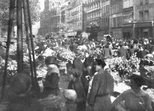Paris pendant la "Bataille de Paris"; aux Halles: les fleurs 1918. Creator: Unknown