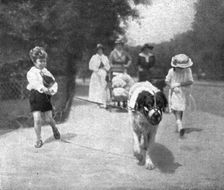 Paris pendant la "Bataille de Paris"; enfants a la promenade. , 1918. Creator: Unknown