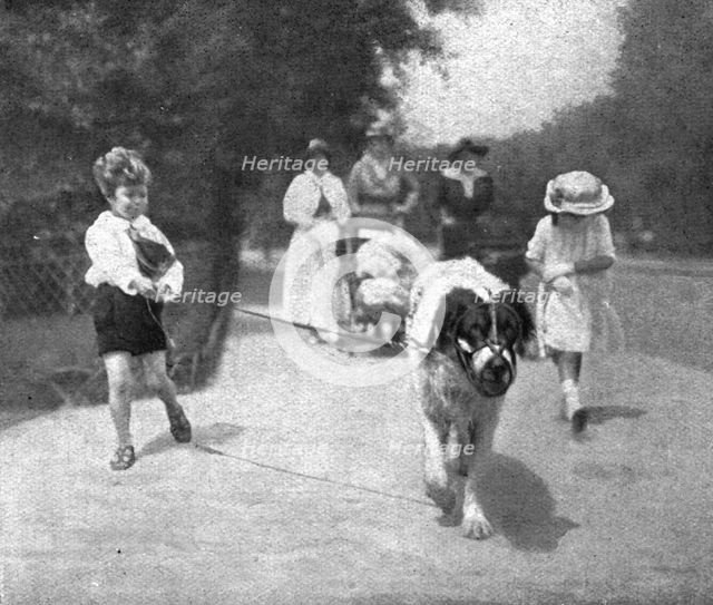 'Paris pendant la "Bataille de Paris"; enfants a la promenade. ', 1918. Creator: Unknown.