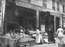 Paris pendant la "Bataille de Paris"; l'etalage d'un fruitier 1918. Creator: Unknown