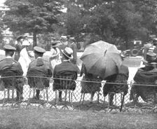 Paris pendant la "Bataille de Paris"; le trottoir de l'avenue du Bois 1918. Creator: Unknown
