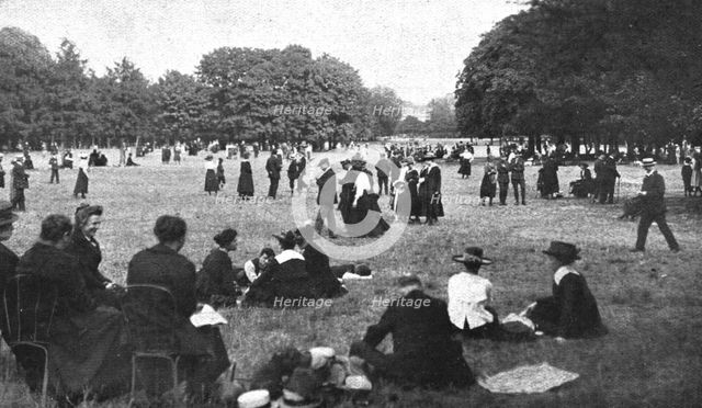 'Paris pendant la "Bataille de Paris"; le dimanche au bois de Boulogne', 1918. Creator: Unknown.
