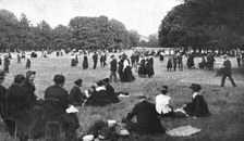 Paris pendant la "Bataille de Paris"; le dimanche au bois de Boulogne 1918. Creator: Unknown