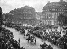 Paris Transforme; Autobus et limousines ont ete requisitionnes 1914. Creator: Unknown