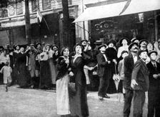 Parisians watching a German aeroplane, First World War, 1914