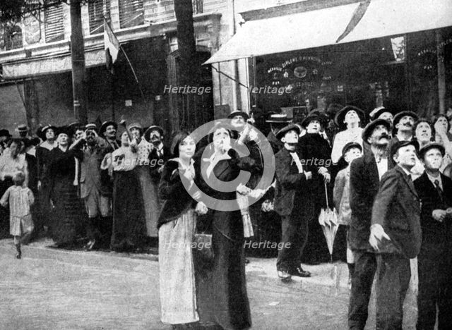 Parisians watching a German aeroplane, First World War, 1914. Artist: Unknown