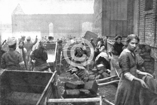 ''Parmi les populations delivrees; A caudry; habitants venus chercher les vivres..., 1918. Creator: Unknown.