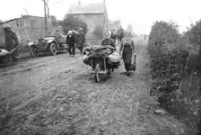 'Parmi les populations delivrees; Pres de Maretz, entre le Cateau et Cambrai..., 1918. Creator: Unknown