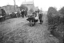 'Parmi les populations delivrees; Pres de Maretz, entre le Cateau et Cambrai..., 1918. Creator: Unknown