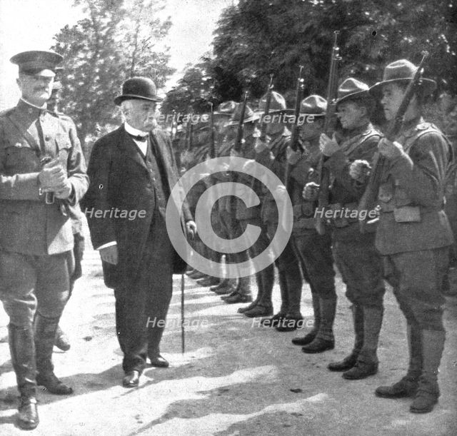 'Parmi les soldats de l'entente; M. Clemenceau dans les cantonnements americains... 1918. Creator: Unknown.