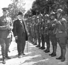 Parmi les soldats de l'entente; M. Clemenceau dans les cantonnements americains... 1918. Creator: Unknown